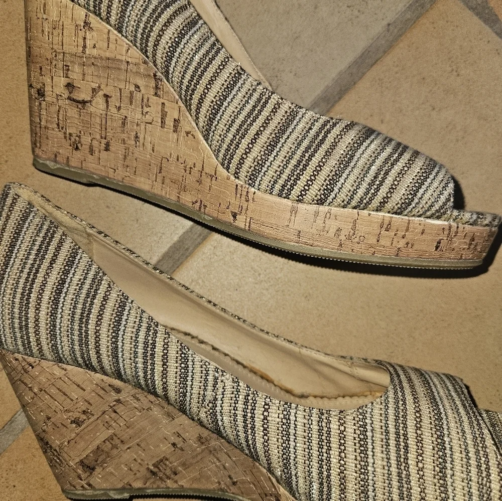 Report Womans Wedge Style Open Toe Shoe Size 10